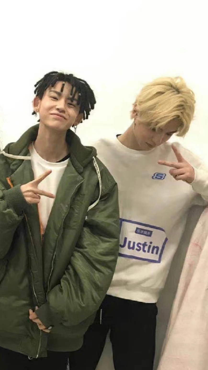 黄明昊Justin转发宣传了小鬼王琳凯的新专辑‼️今夕是何年 芝士娱乐