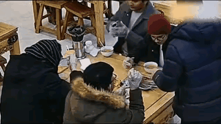 四名印度留学生竟然连国内幼儿园学前班的数学水平都达不到，31串羊肉串数成23串，