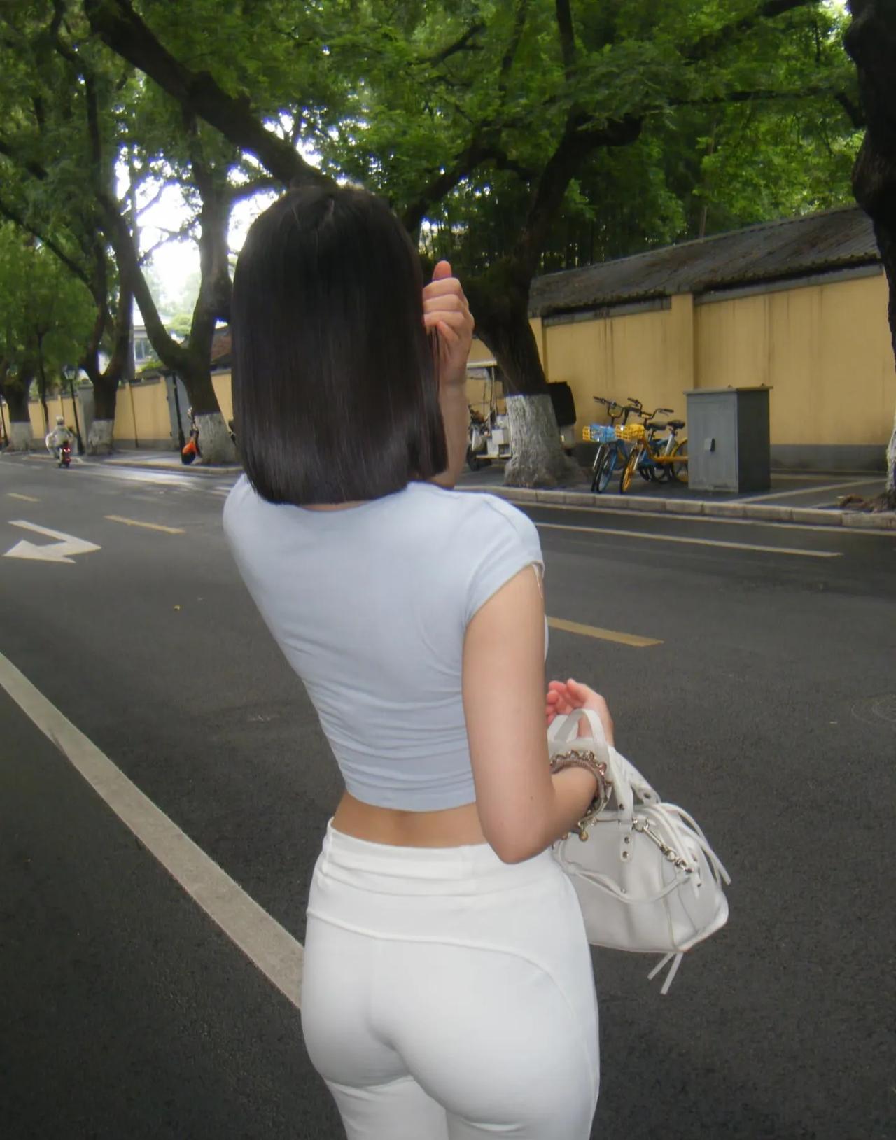 昨晚加班到十点，楼下卖炒粉的阿姨正收摊。
 
“姑娘，最后一份给你多加个蛋。”她