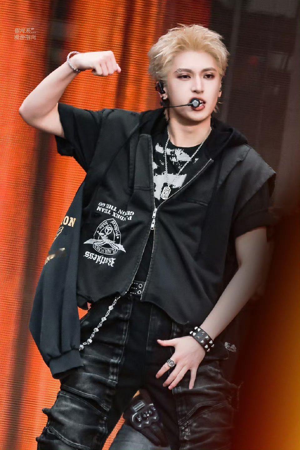 严浩翔美式前刺  严浩翔新发型配上他现在增肌后的look，一整个美式潮男完成时 