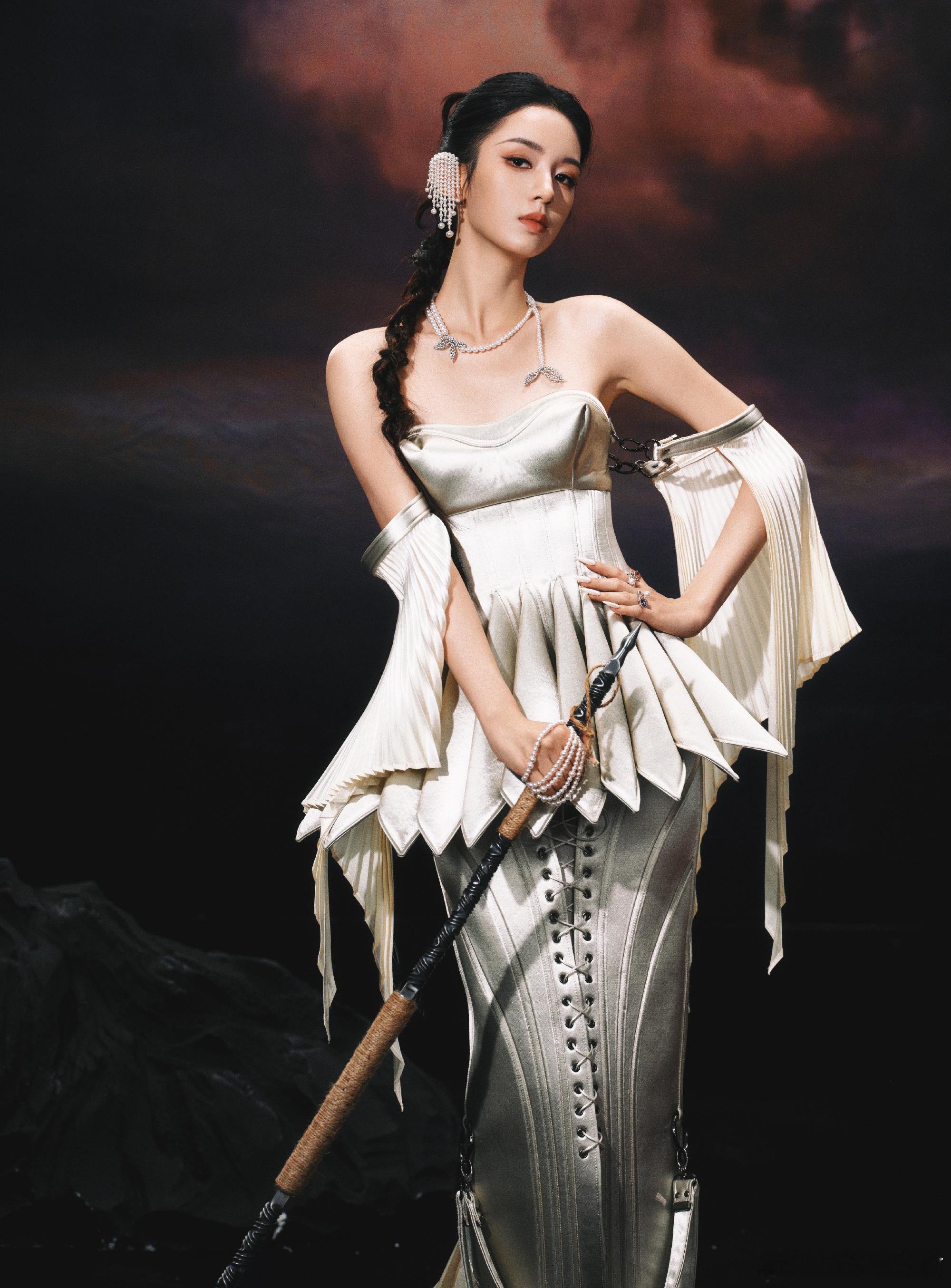 周也｜星光大赏出图 精彩哦 ！来自周也今日造型图集正式揭晓 ，解锁全新高定品牌 