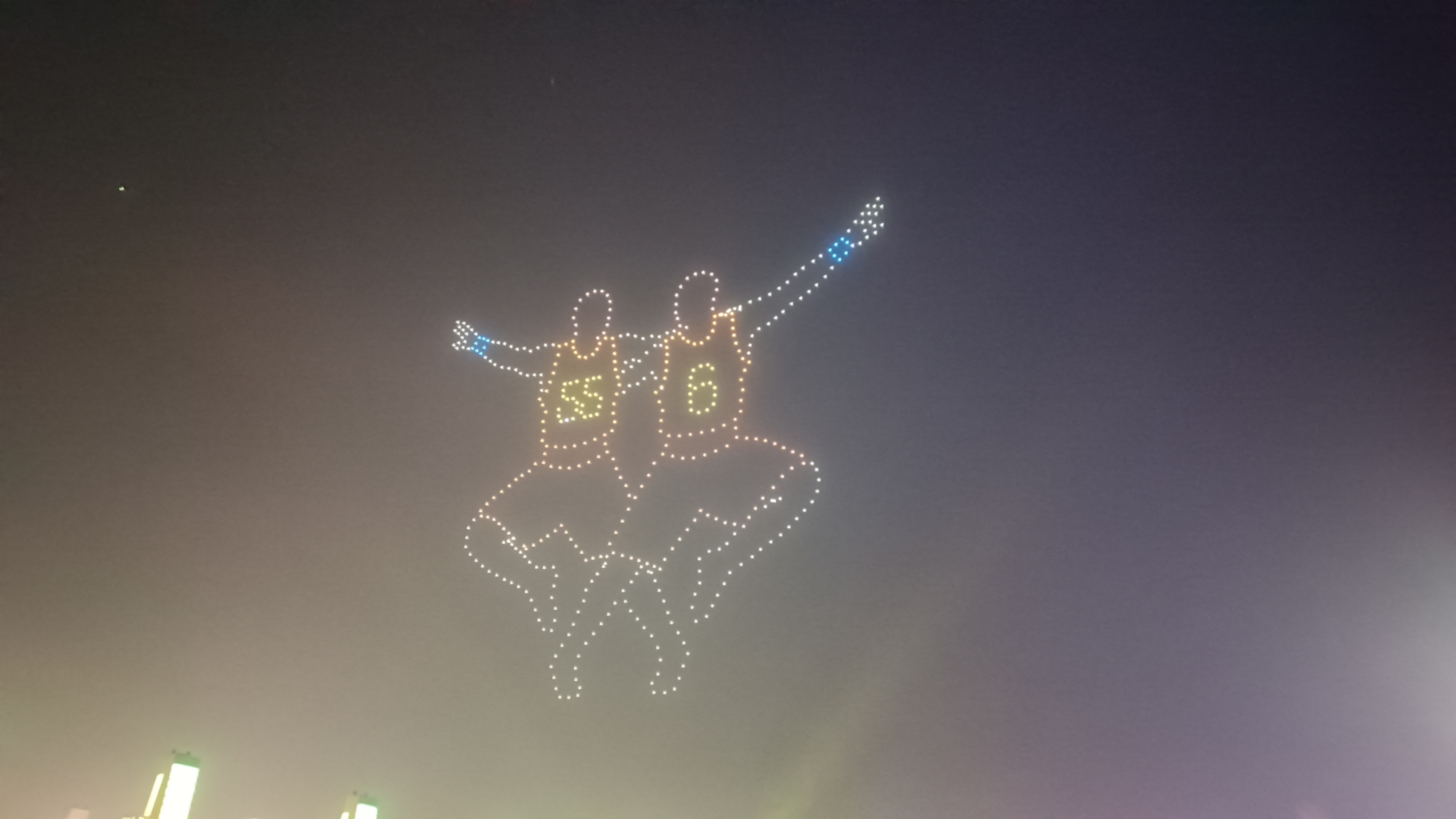 回家路上随手拍 苍南的春节夜空，被无人机玩出花了！从奔腾骏马（马跃新程的寓意狠狠