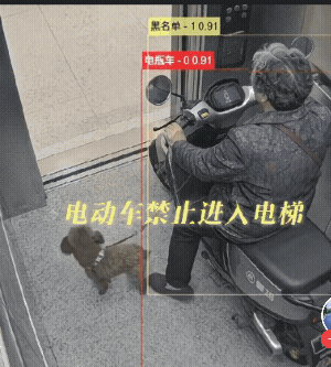 电梯感应到有电动车进入了电梯房后，电梯房里语示音不停的提示“电动车禁止进入电梯”