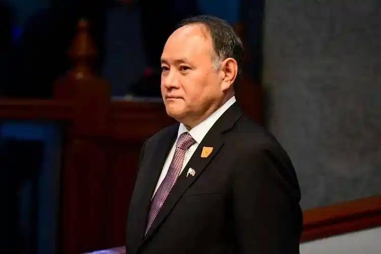 菲律宾防长特奥多罗前脚还在首尔安全对话会上拿着纸条对华破口大骂，后脚菲军方就坐不