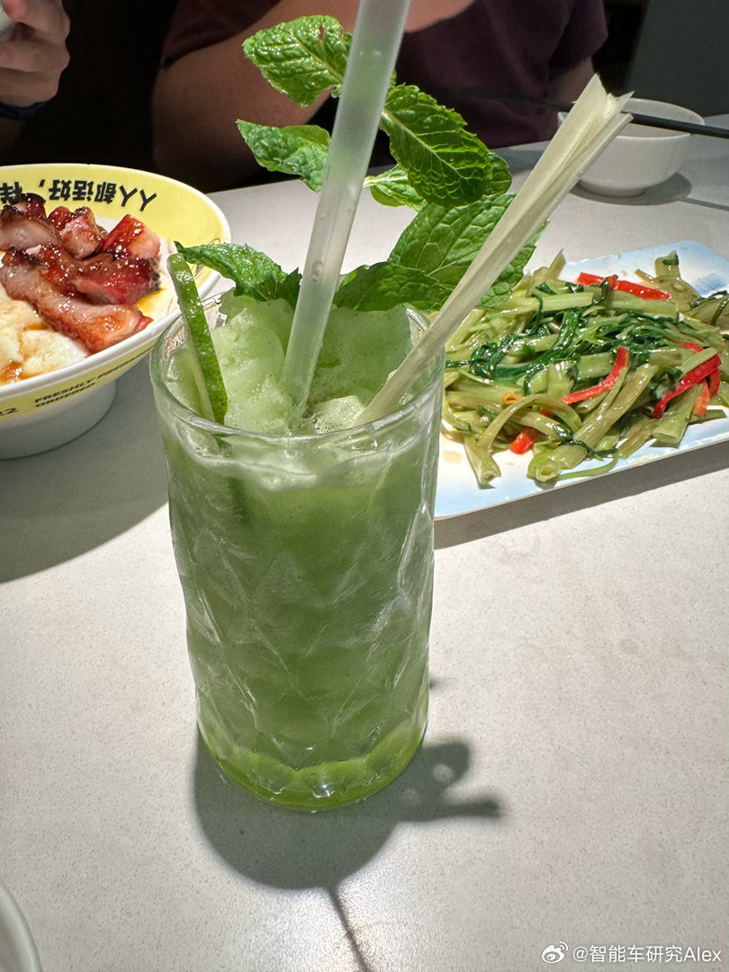点杯绿油油的东西，今晚拍摄会一路绿灯吗？智驾仙人的日常