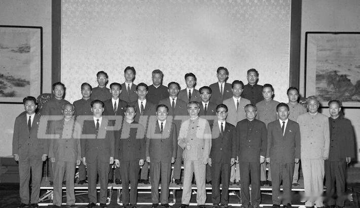 1973年6月17日晚，周恩来总理在人民大会堂会见由朝鲜政务院副总理崔载羽率领的