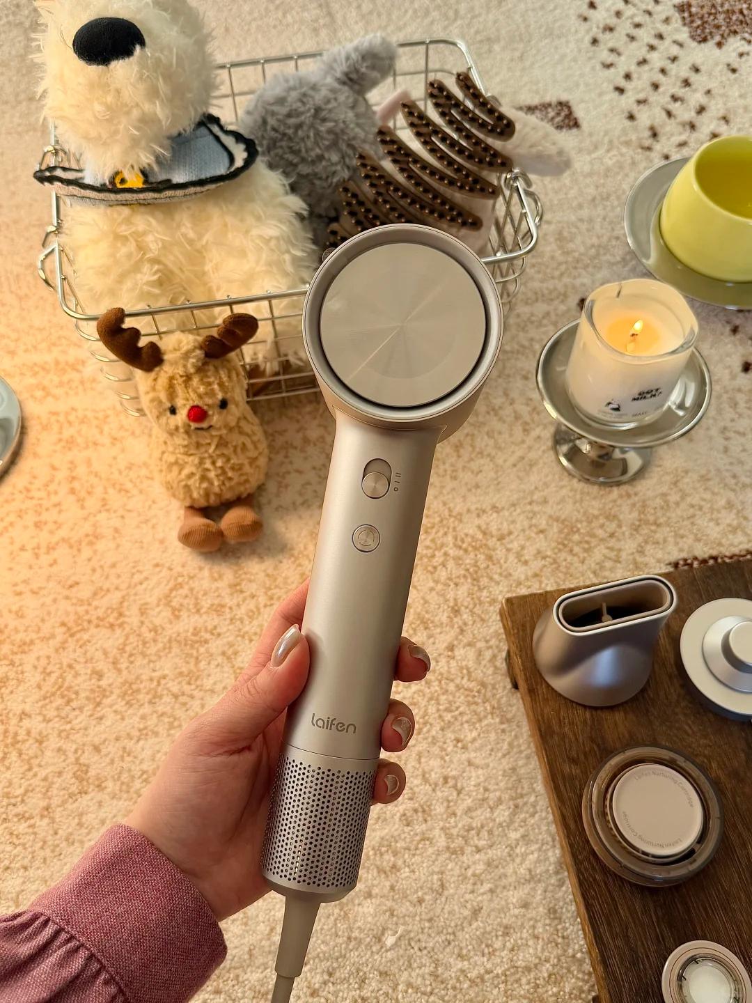 新年给妈妈的贴心小礼物

过年前给我妈换了个徕芬 4 代吹风机，就是那个可以加精