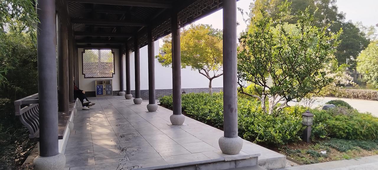 楼前芳草绿，倚杖听南音。
公园短廊坊，遮风避雨处。