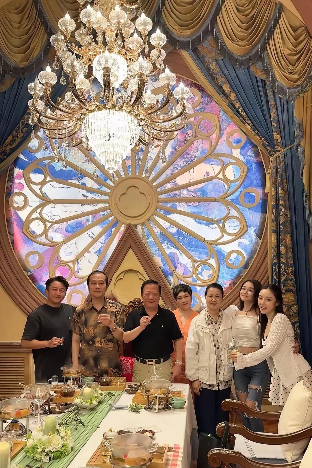 永远不知道一直喊破产的人，实际上的存款有多少
此前，邹市明和冉莹颖一直被报道夫妻