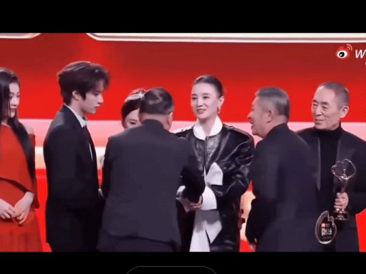 两张图放一起看，有啥想说的？ 