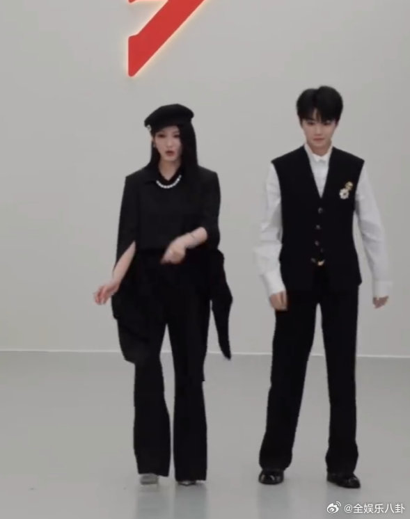 王俊凯徐洁儿复刻重生之门名场面王俊凯送考徐洁儿王俊凯与徐洁儿默契复刻《重生之门》