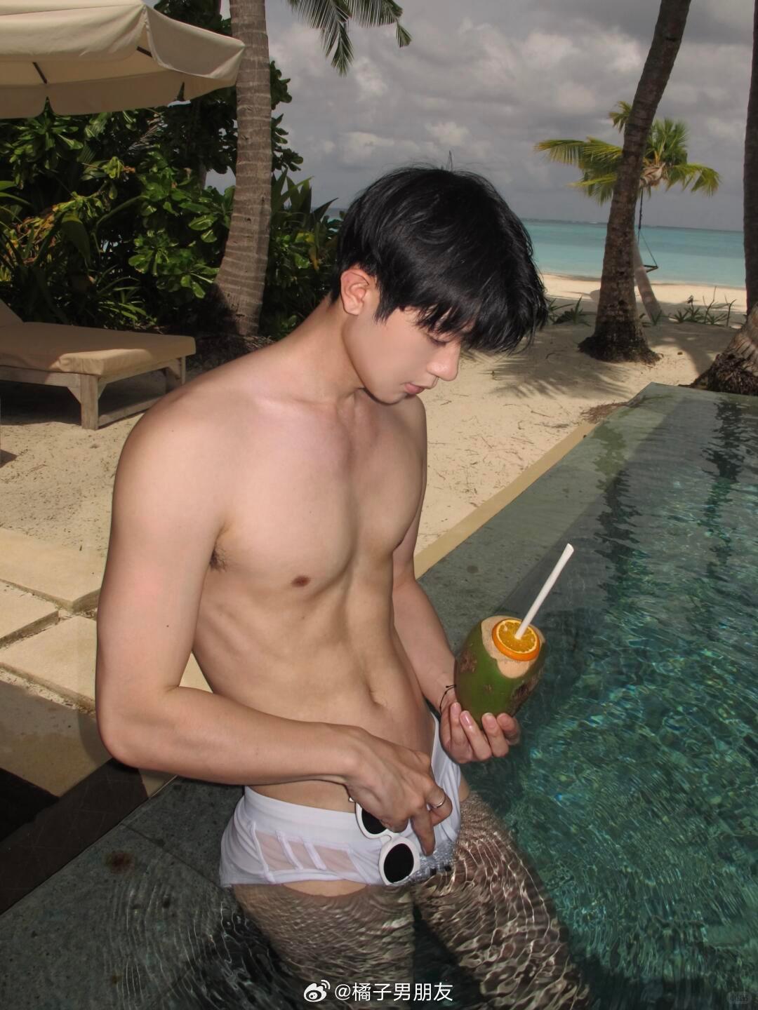 做夏天的在逃泳男🥥 