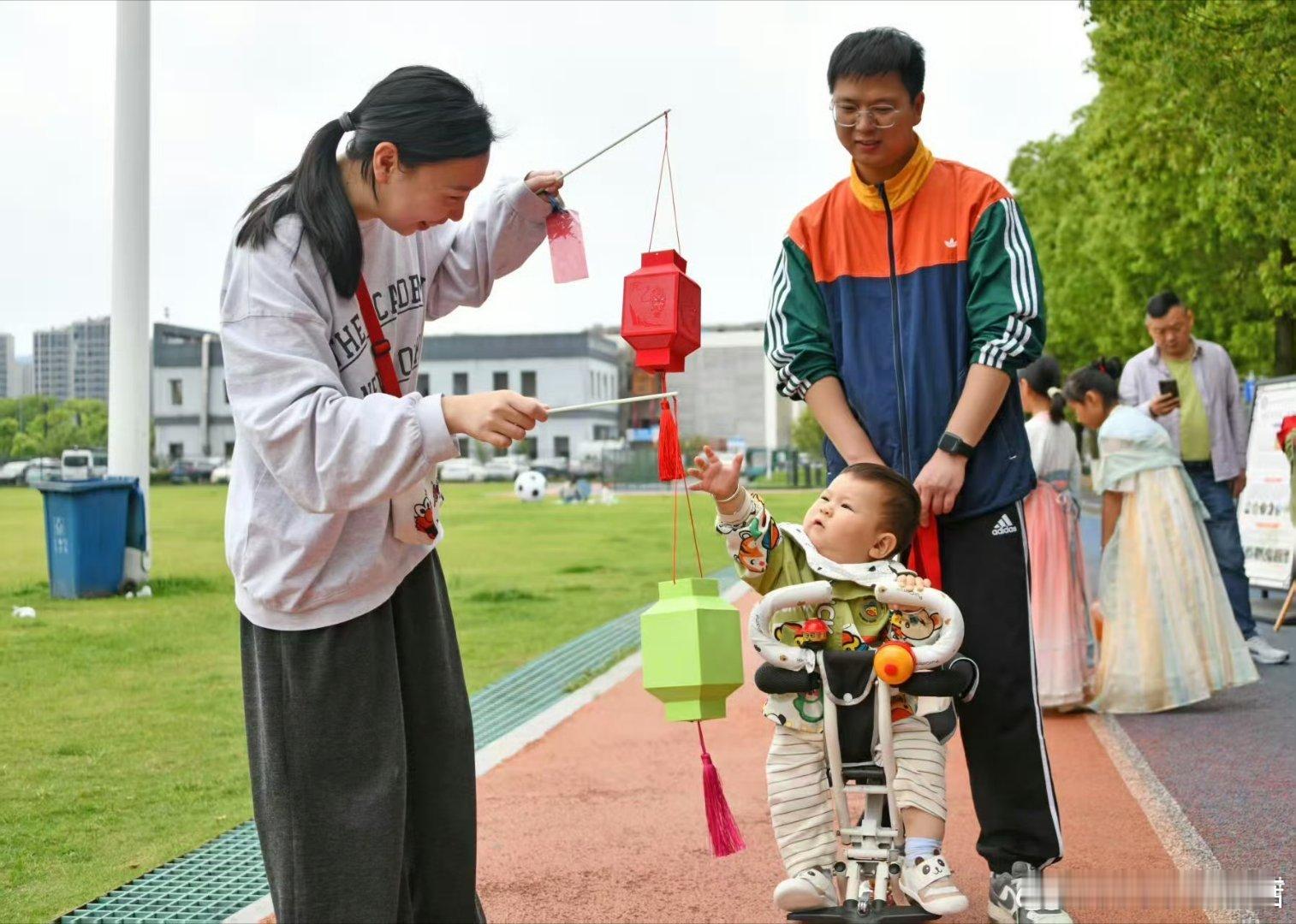 当汉服遇花灯台州仙居非遗点亮助学微光      历届传承，灯火不熄。义卖所得将悉
