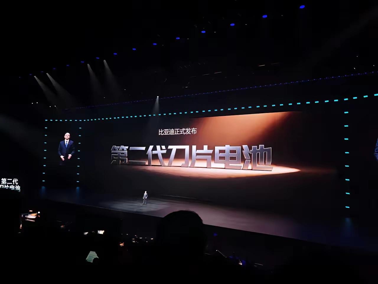 油车终结者真的来了。
油车主们引以为傲的加油时间短的优势，随着今晚比亚迪闪充和二