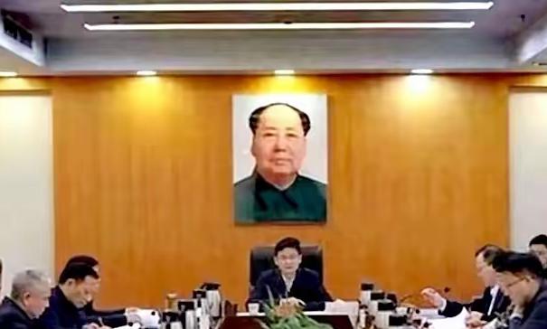 最近，有单位自发在会议室悬挂毛主席像，这一举动满含深意，瞬间引发关注，值得大力点