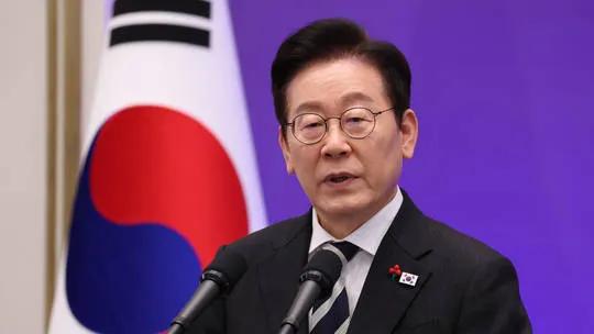 韩国和乌克兰最近闹翻了。起因是泽连斯基在联合国大会上公开宣布，乌克兰把两名朝鲜战