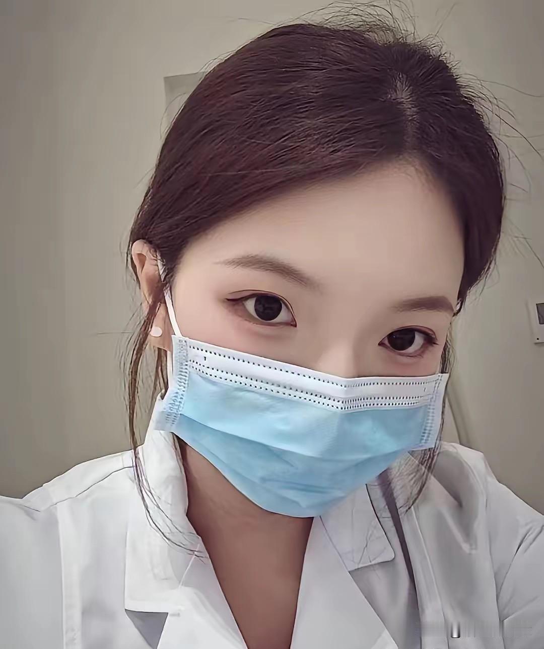 26岁白衣姑娘还未婚，这样温柔的女生没人追求吗？
身着整洁白衣，口罩遮面，只露出