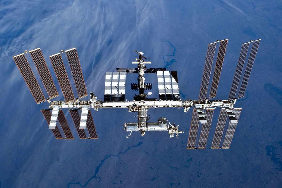 国际空间站漏气加剧，四名宇航员随时准备撤离。
今天国际空间站“星辰”号服务模块P