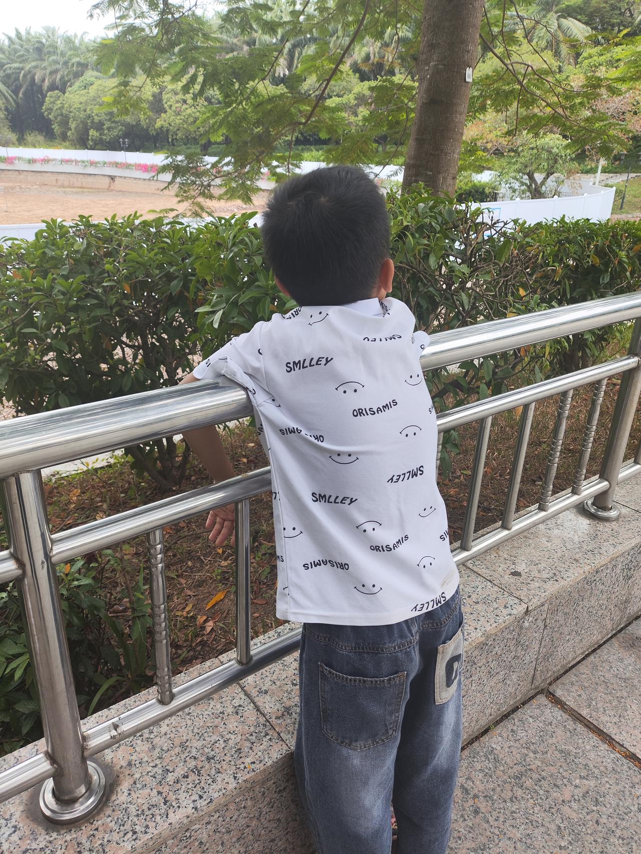 走，带你去吃东西，
走，带你去玩，
来，给我打瓶酱油。
这样一边埋怨孩子不专心，