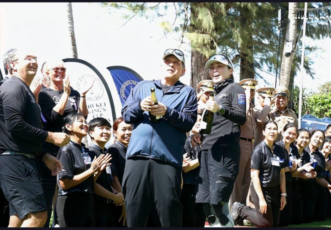 47岁的泰国王后苏提达在帆船赛中夺冠，泰王亲自送花庆祝，这一幕令人瞩目。
泰国王