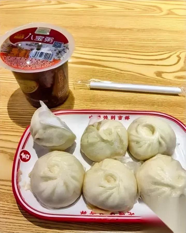 预制包子踩雷了！14块

拿出来还是热的却难以下咽？

买了笼14块的预制包子，