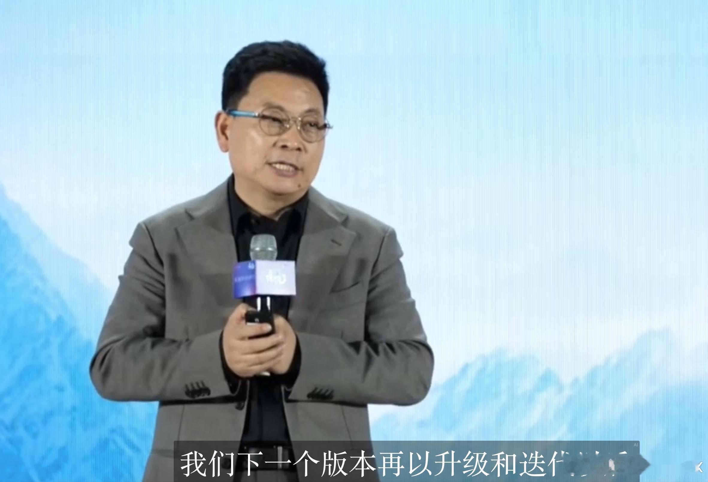 前几天余总在那个演讲上面还讲到了下一代的鸿蒙座舱看过了手机和电脑的纯血原生鸿蒙的