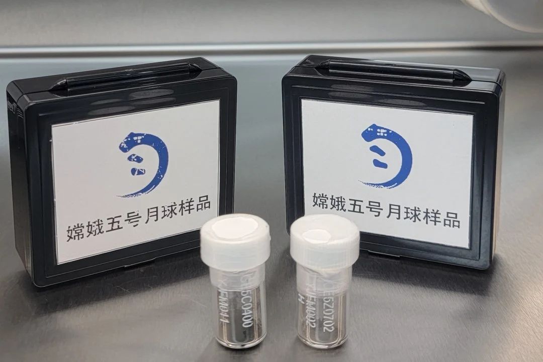 香港理工大学获得的嫦娥五号样品，400毫克的表面铲取样品(左)，42.6毫克的深