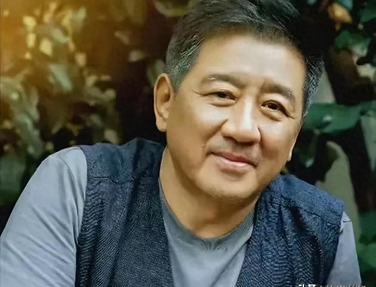 这夫妻俩真让人羡慕！老公中年又火了一把，俩人恩爱了整整四十年，愣是一点绯闻都没有