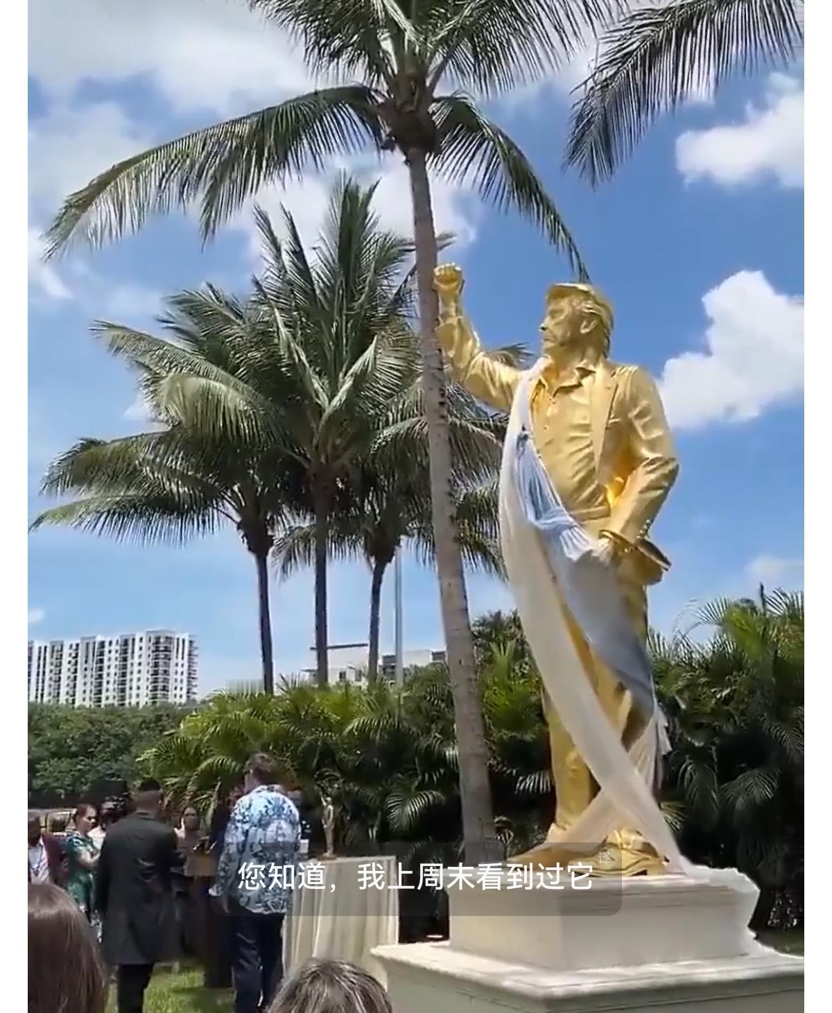 福音派领袖齐聚海湖庄园，为一座献给唐纳德·特朗普的金像祈福并举行落成典礼。
