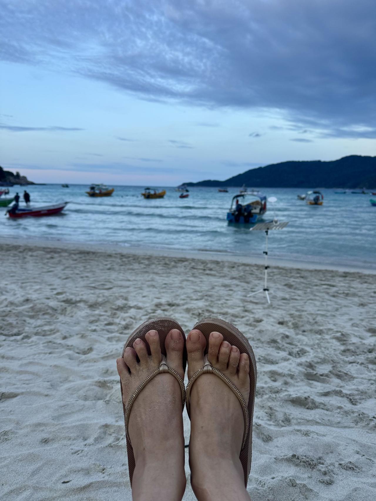 10多年前，每次夏天出门旅行，尤其去海边，是一定要先去做个美甲的。
穿上长裙、人