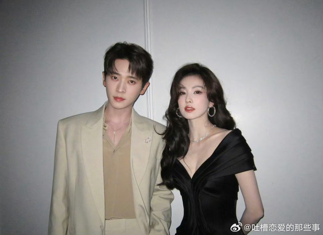 白鹿丞磊这个肤色差七彩手指操现场翻车实录！前一秒从容淡定，下一秒手势乱成一团，俩