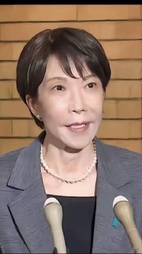 6月13日，高市早苗在踏上飞机之前接受了记者采访，就出访英国、意大利以及参加G7