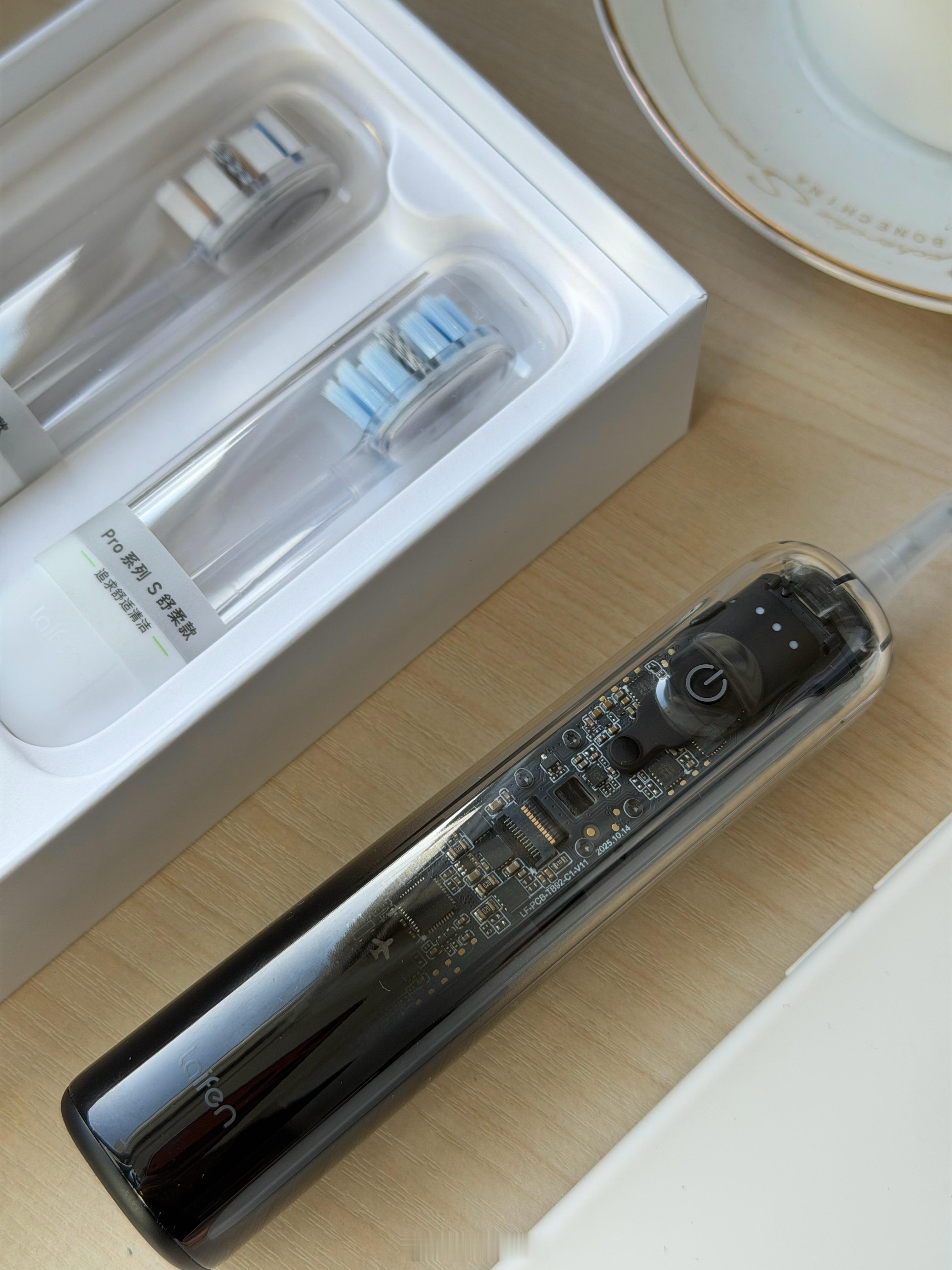 真的就是目前电动牙刷天花板的存在了：徕芬扫振电动牙刷i2透明探索版！高透光PC材