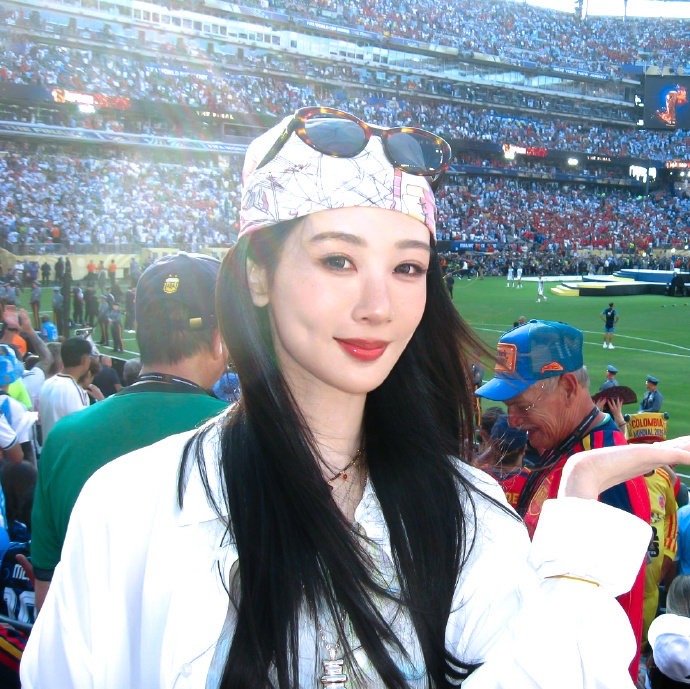 杨紫玉兰花开君再来 💜杨紫董竹君 你的出现，就像黑夜里的点点荧光，足以照亮我的