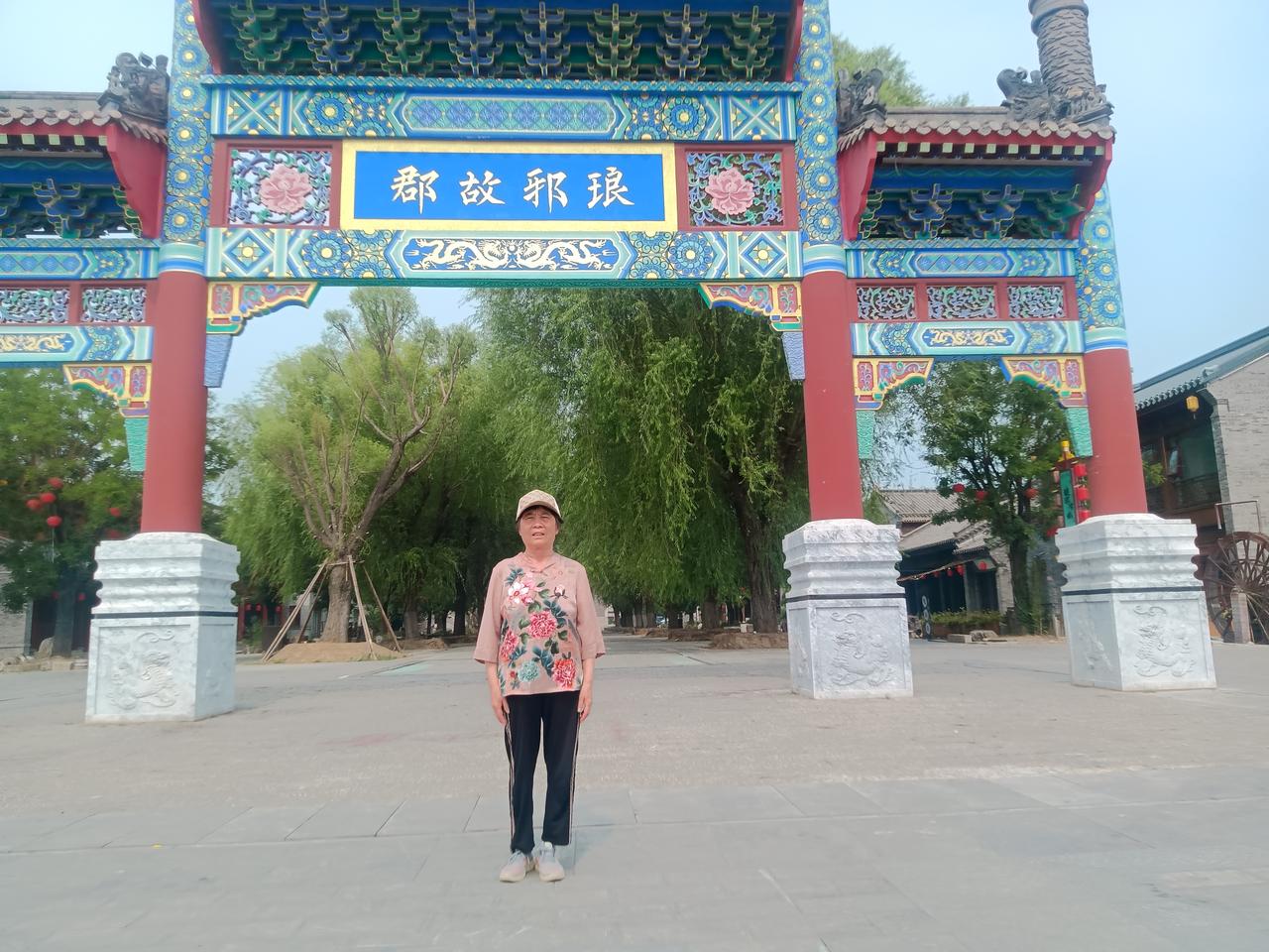 惬意阳光
文/李兴伟
雨落如丝织成网，
日出似焰洒光芒。
云朵悠悠空中飘，
船儿
