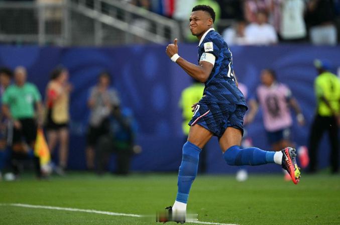 2026美加墨世界杯1/8决赛法国对阵巴拉圭的紧张赛事中，场上风云变幻，法国队凭