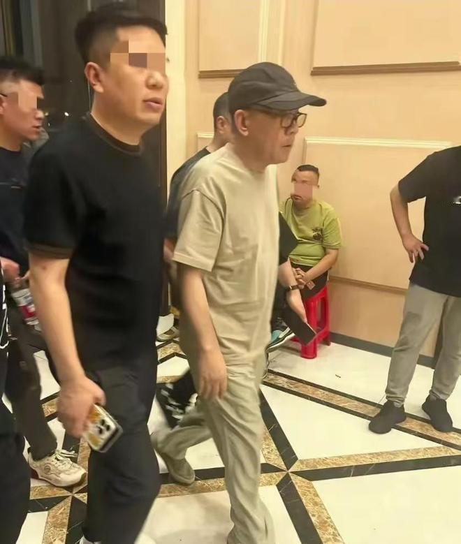 杨少华突然去世，生前最后状况透露。品尝烤肠后感觉头晕，送医后宣布离世。杨家四兄弟
