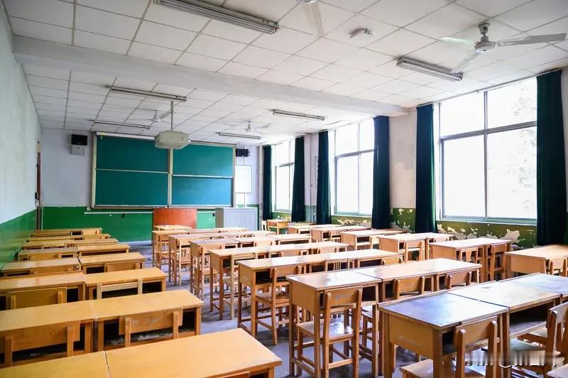 学校颁布所谓的“发型令”，究其本质，是管理上的一种“懒政”表现。

学校期望孩子
