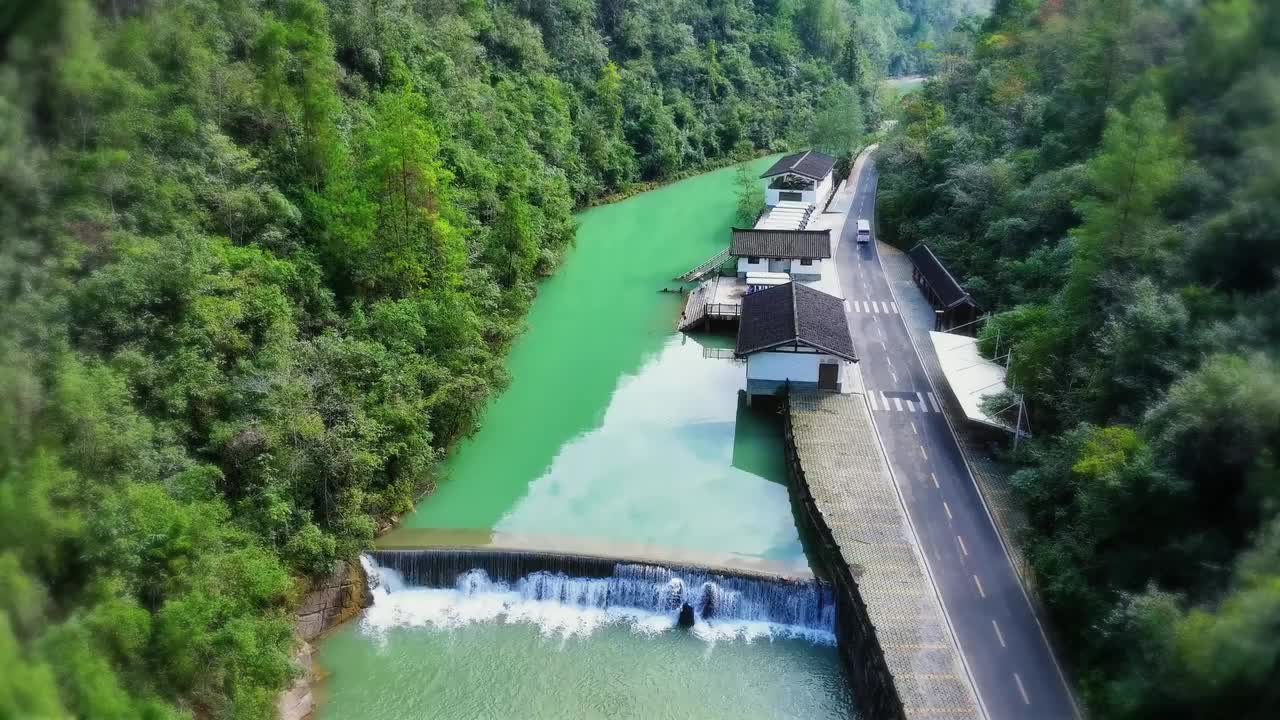 在这个秋天，用多彩水的方式打开巴山大峡谷