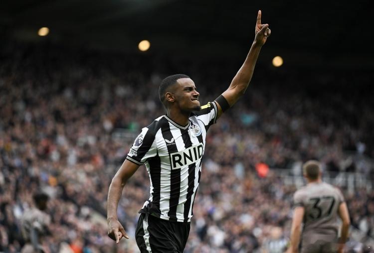 意甲  曼联🆚南安普顿可能会采取进攻为主的战术，利用中场球员的创造力和锋线球员