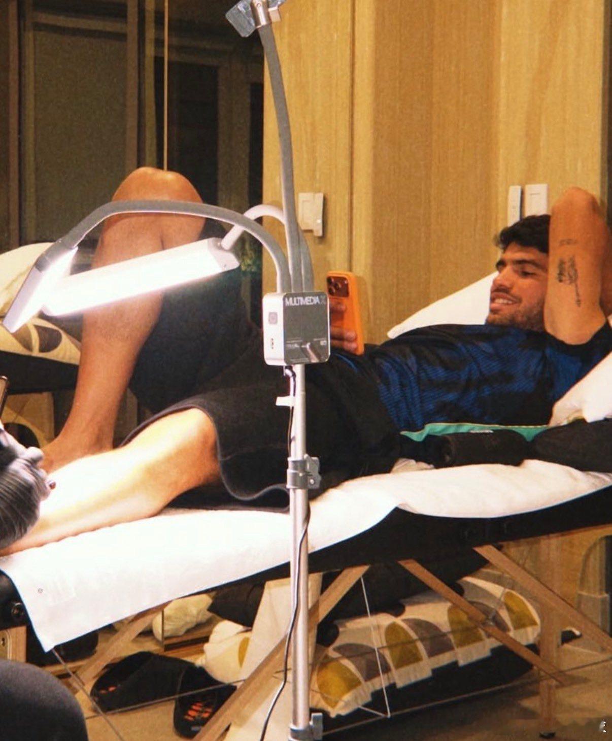 阿尔卡拉斯教练洛佩兹谈纹身今天阿尔卡拉斯在自己社交账号中晒出一组新照片，有纹身上