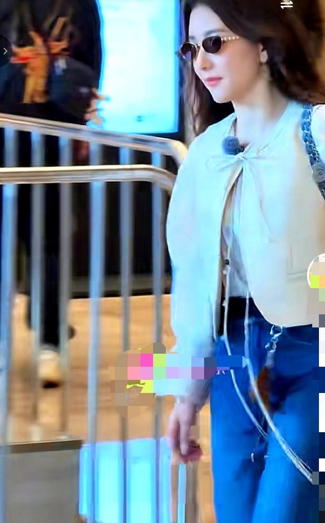 39岁方媛生完三胎，这状态真的绝了！

机场门口亲眼见到，黑色紧身裙，腰细得路人