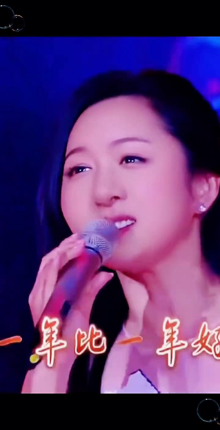 张红诺。
清来了红花轩，结着那红鸡蛋，来着那红色色。天像条红腰，苍着哥哥，系着妹