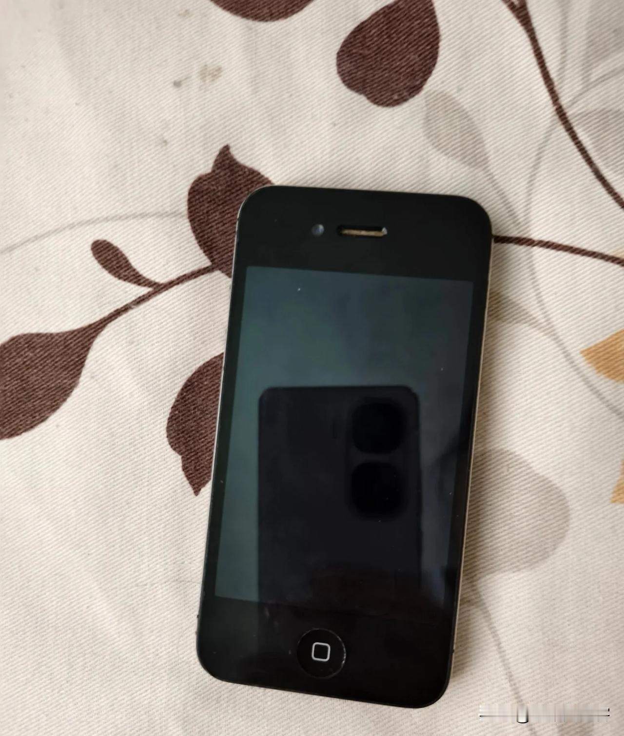 翻出十几年前苹果4S，纠结留还是换废品
 
收拾抽屉翻出来一台2011年的苹果4