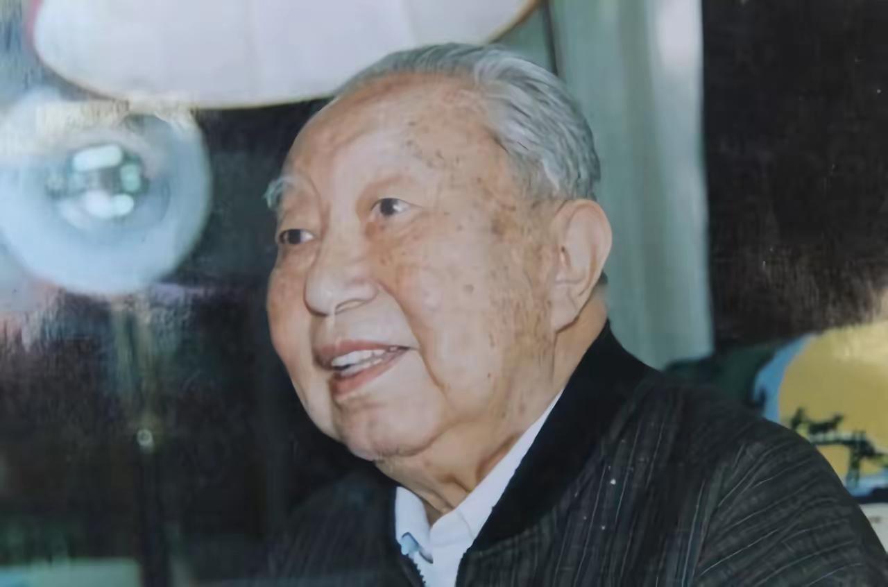 褪去政坛荣光，晚年华国锋同志低调淡然、淡泊从容。他深居简出，远离纷扰世事，始终心