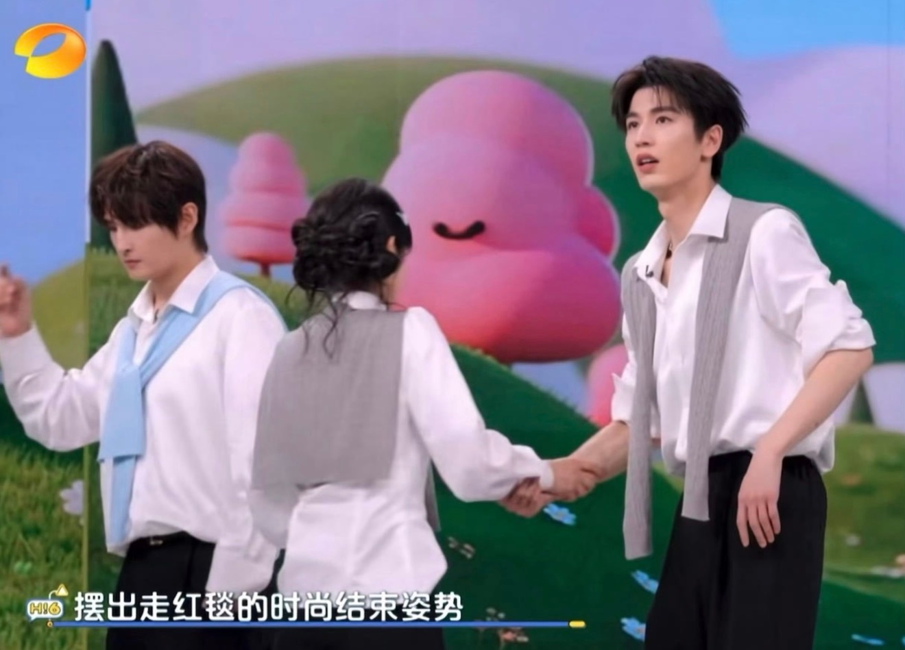 张凌赫田曦薇下意识的牵手这波是现实版的《逐玉》啊，甜到我了