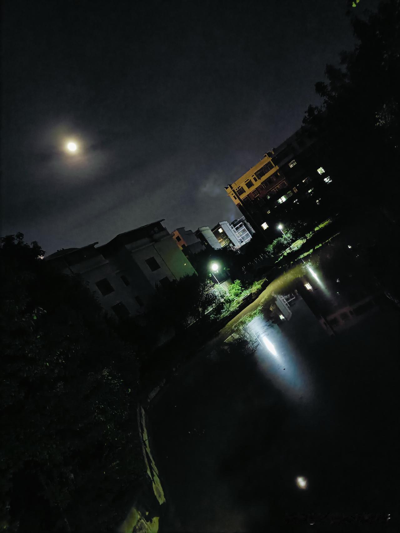 今晚跑步了。

最近感觉身体无力，软绵绵的，总是想睡觉，睡不醒的那种感觉，但是躺
