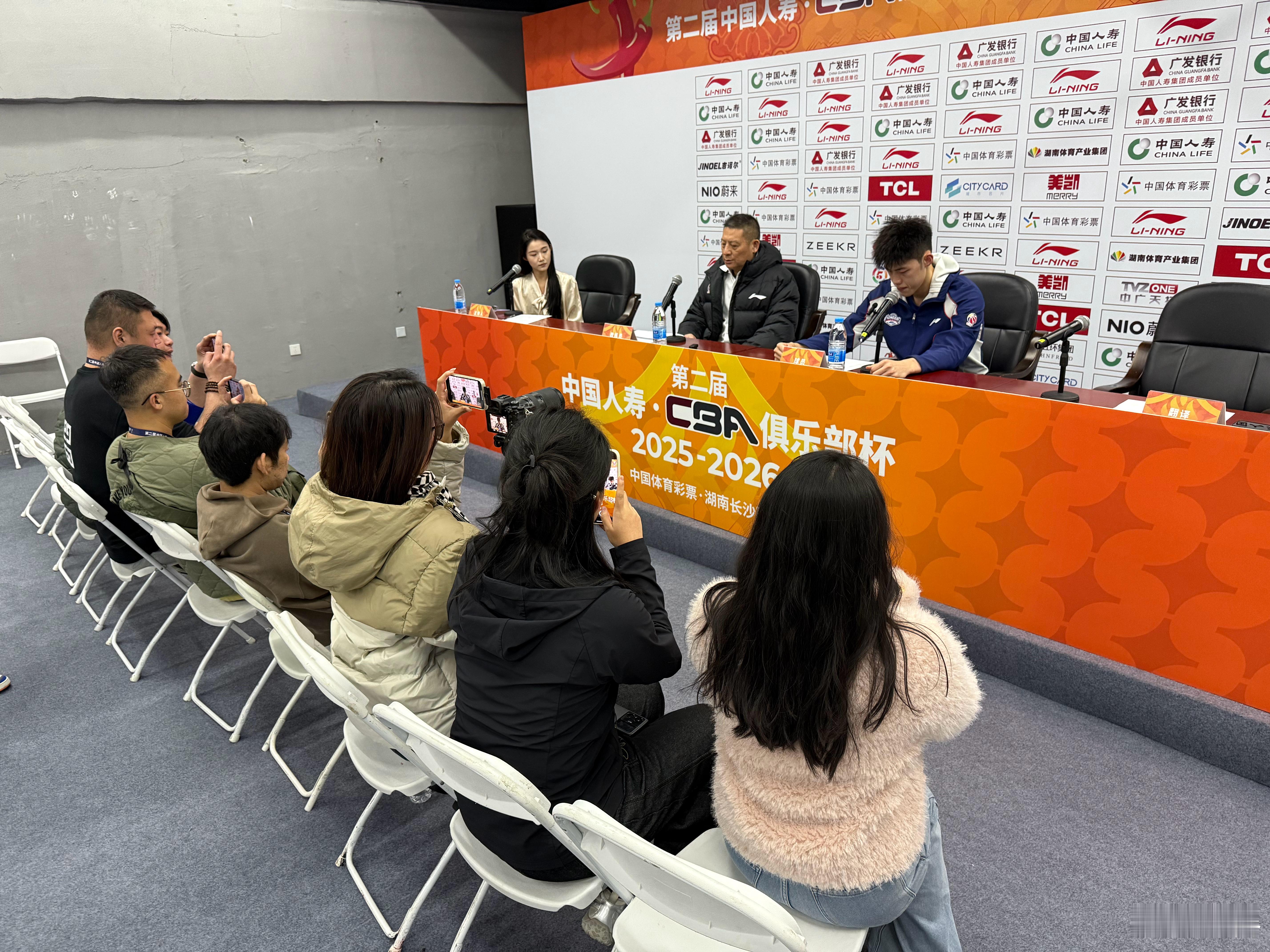 好玉待雕。周执导带着年轻的蒋祺禹参加赛后发布会，小伙今天打了26分40秒，11投