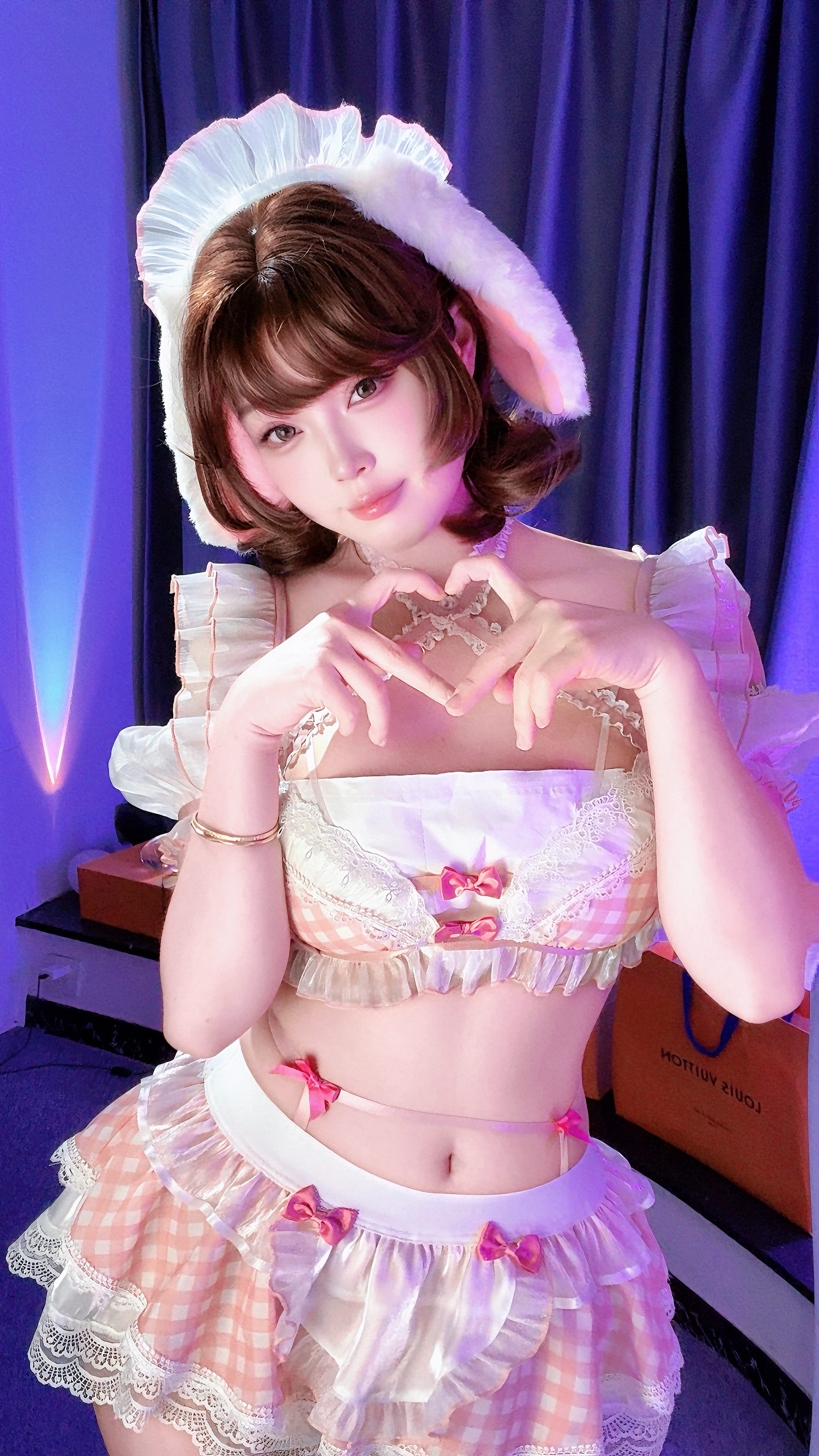 主播的打底思路是两节纸巾跟老婆们说一下我身上是样衣，大货胸杯面积会大一点，领口交