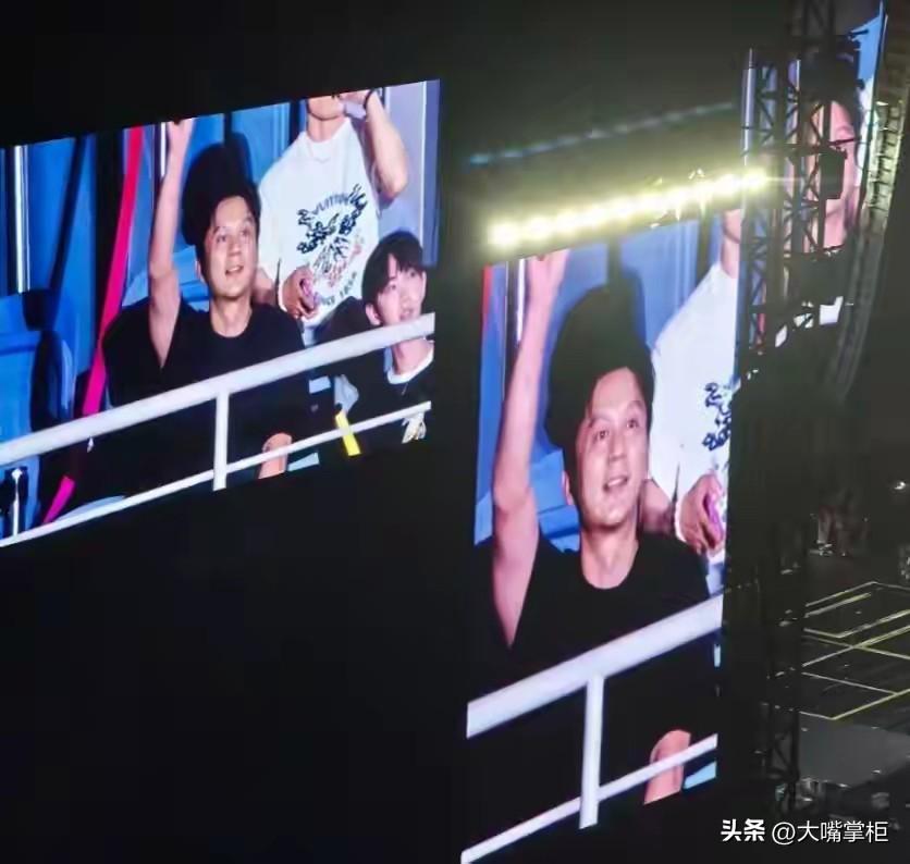 李晨尴尬的要脚趾抠地了吧。
鹿晗演唱会，跑男四人团一起去助威，陈赫邓超还献上了自